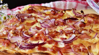 Le Feu bietet Flammkuchen von klassisch bis zur Saisonsorte „Grünkohl“