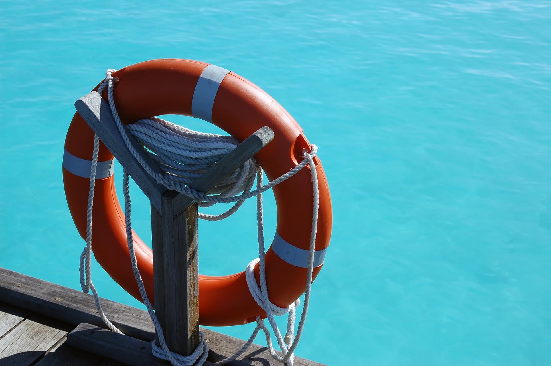 Rettungsring am Wasser in einem Schwimmbad