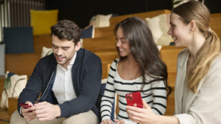 Drei junge Menschen informieren sich über die Ausbildungsmöglichkeiten bei der Sparkasse Bremen.