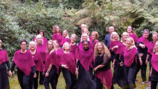 Chor Musik Gruppe. Viele Damen und zwei Herren die sich freuen