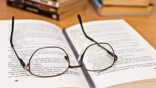 Mina Bäuerlein liest „Die Rückwärtspilgerin“ – ein Abend voller Mut und Inspiration