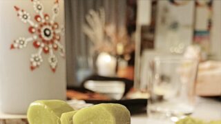 Ein Stück Seife geschnitzt in Form eines Schmetterlings