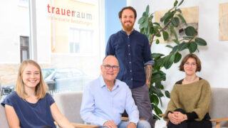 Trauer Raum geben – Heiner Schomburg über seinen Podcast „Trauergeschichten“